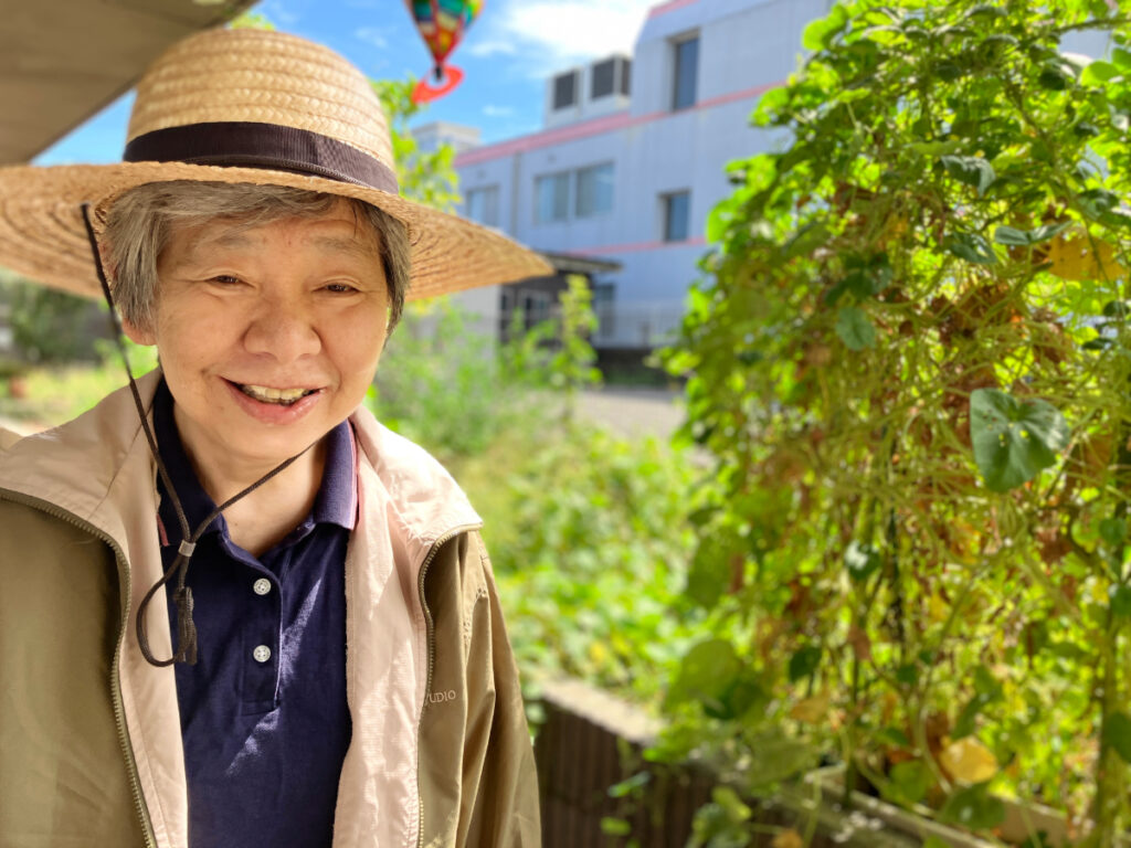 麦わら帽子を被って夏のひざしを楽しむご入居者