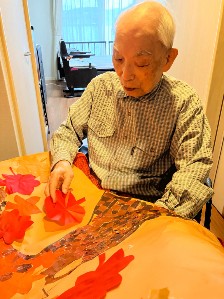 秋の壁飾り作りの様子