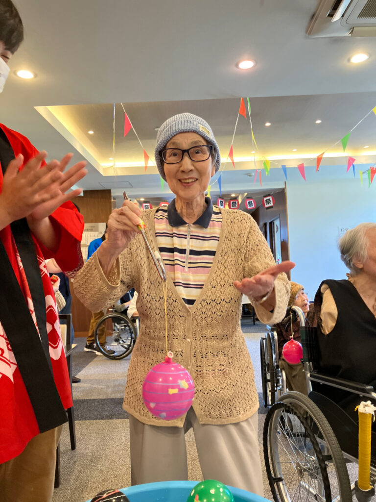 納涼祭でヨーヨー釣り