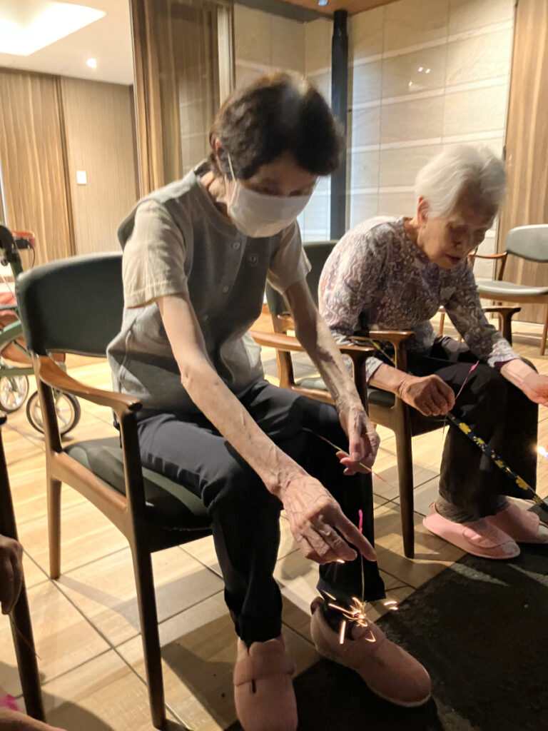 懐かしい思い出を語りながら、花火をするご入居者