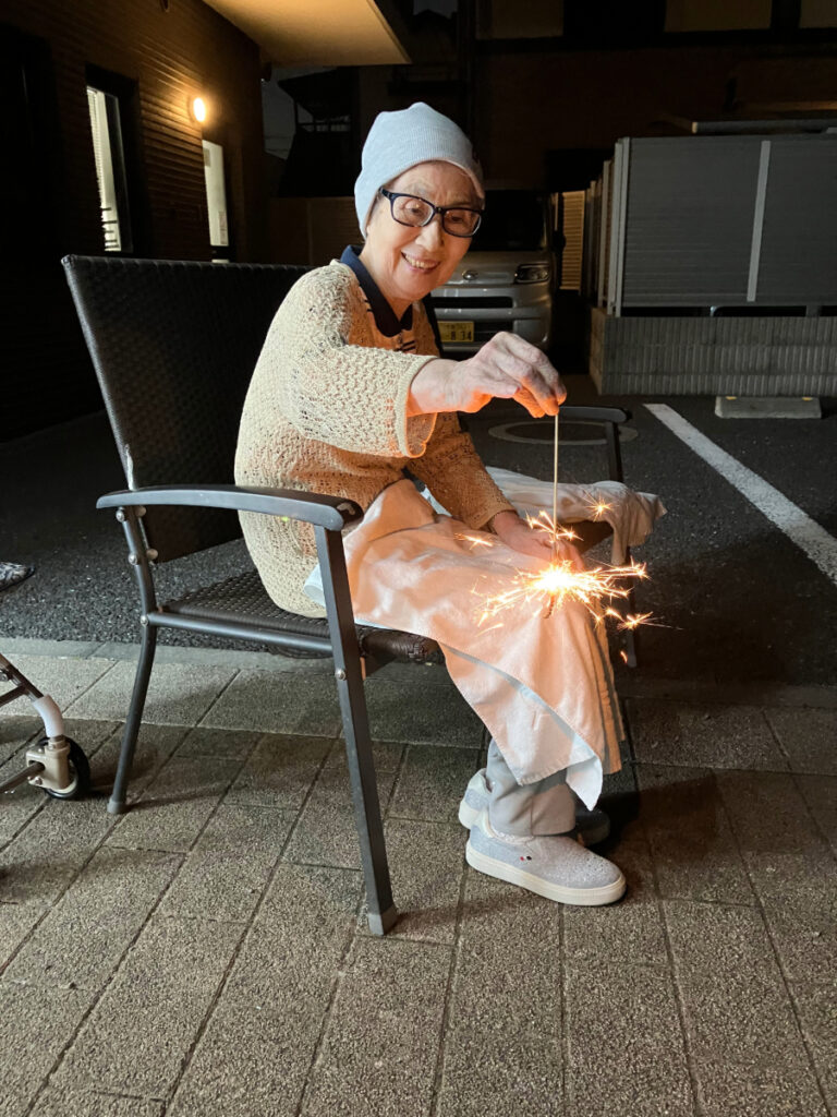 花火イベントで線香花火を楽しむご入居者