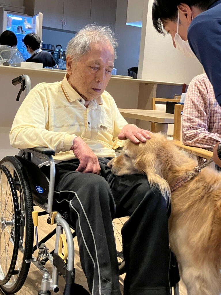 アニマルセラピーでワンちゃんと触れ合うご入居者