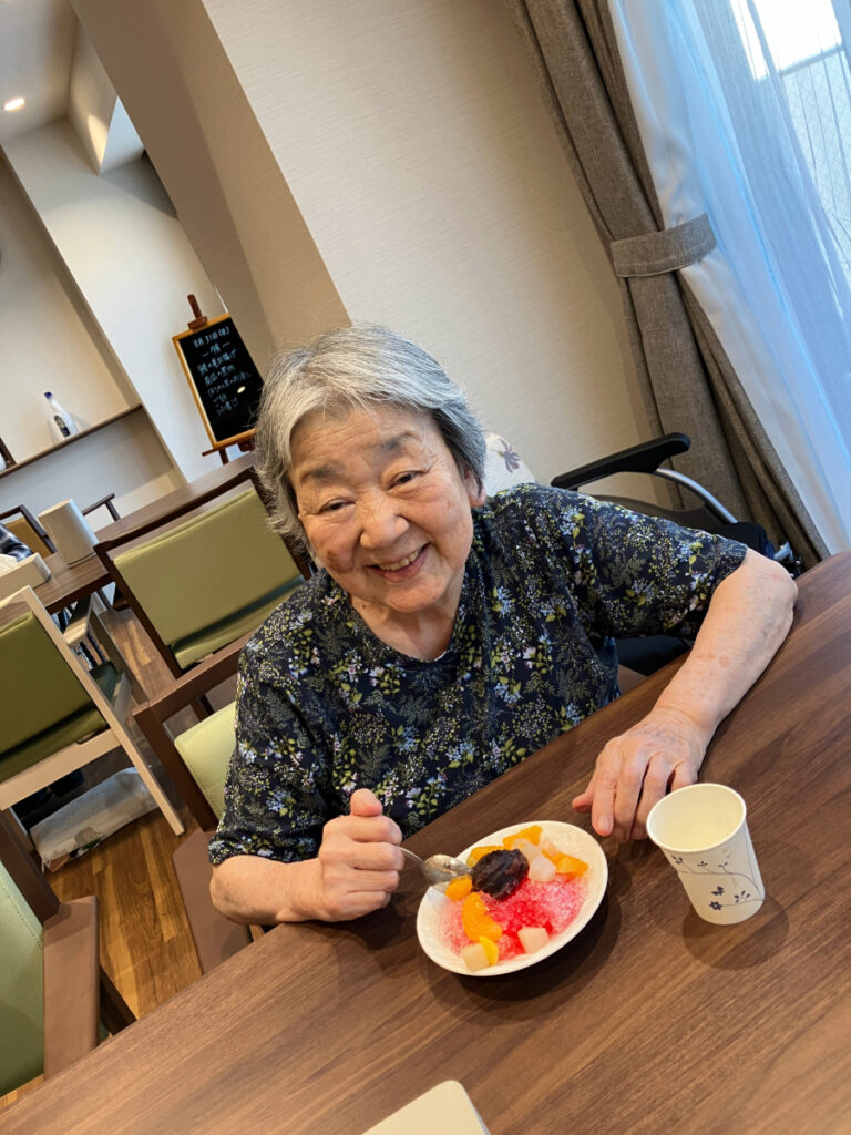 かき氷を笑顔で食べるご入居者
