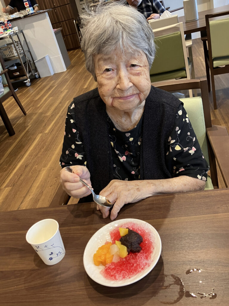 かき氷を笑顔で食べるご入居者