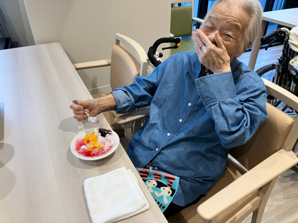 かき氷を頬張り笑顔のご入居者