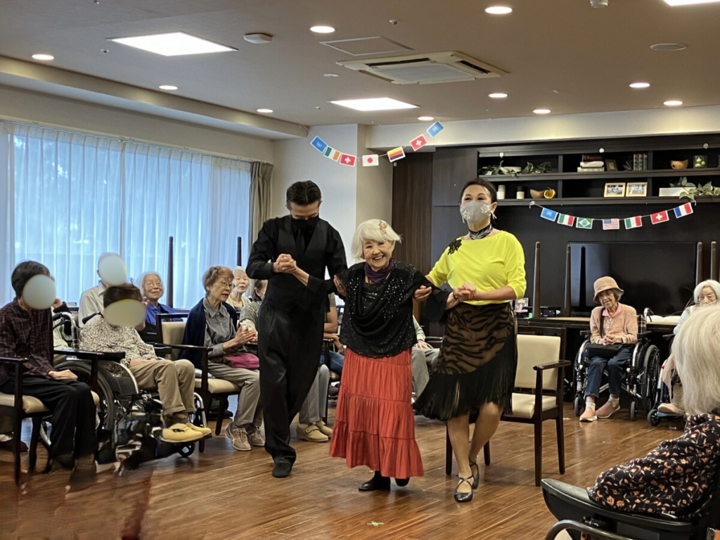 納涼祭　タンゴを踊る様子