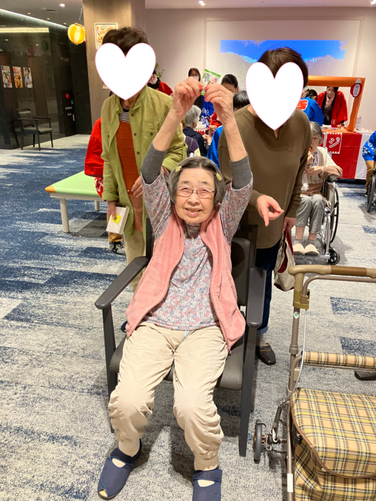 納涼祭 千本くじで大喜びのご入居者