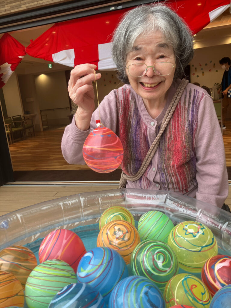 ヨーヨー釣りを楽しむご入居者