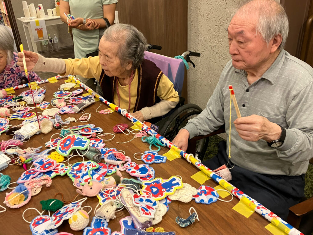 納涼祭 魚釣りゲームをするご入居者