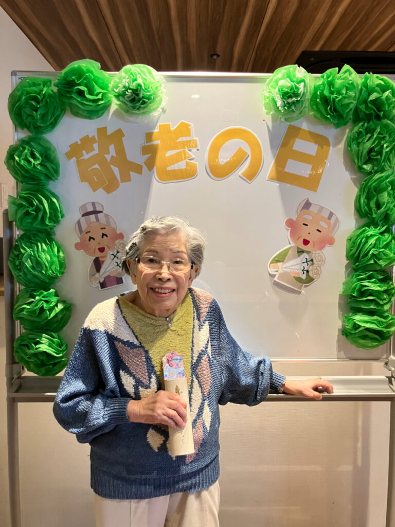敬老の日に手作りお守りを手に記念撮影