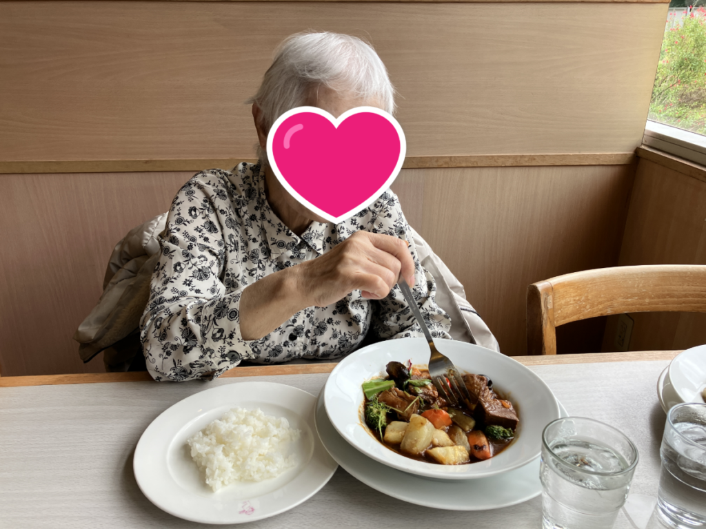 レストランで絶品ビーフシチューランチ