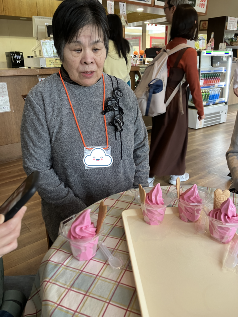 バラソフトを食べるご入居者