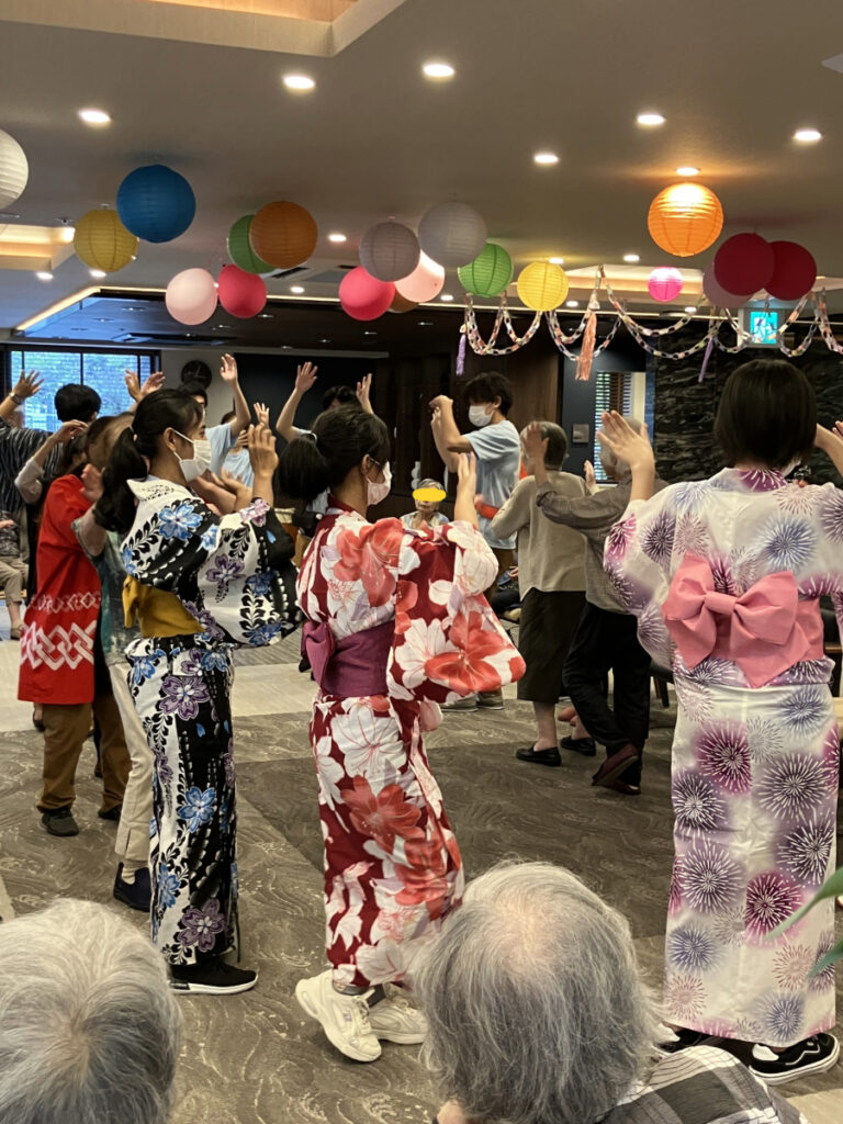 盆踊りを楽しむ一同
