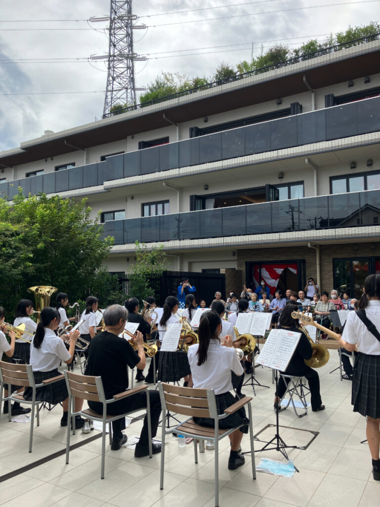 ボランティアの吹奏楽によるオープニング