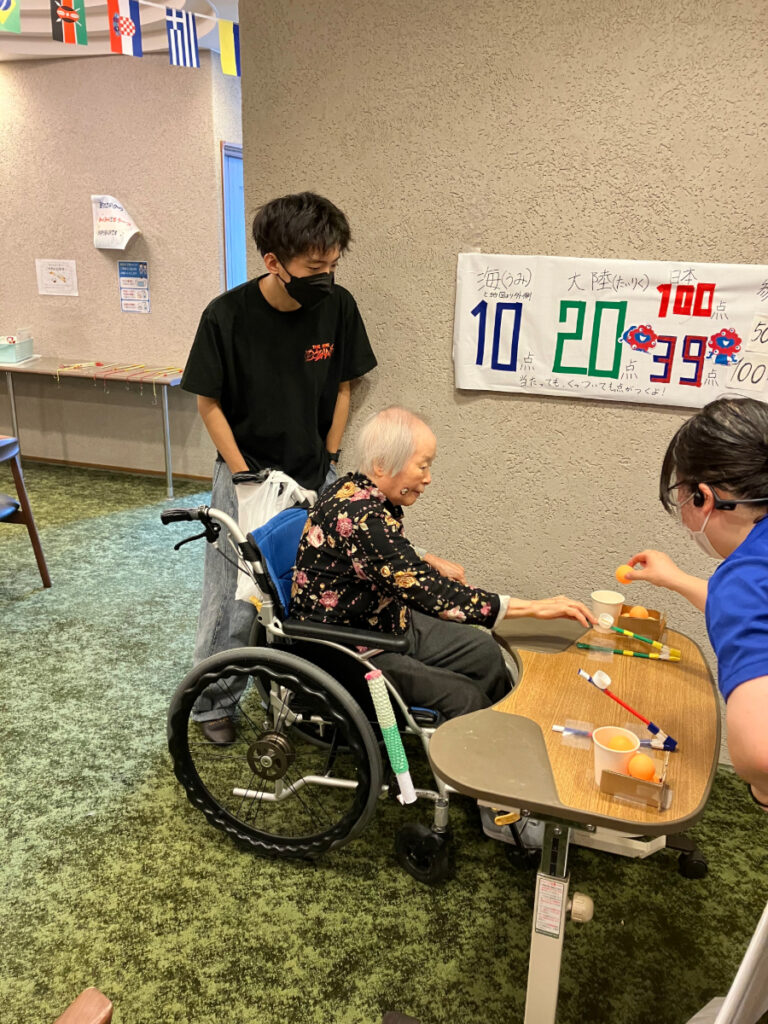 納涼祭 的あてゲームをするご入居者