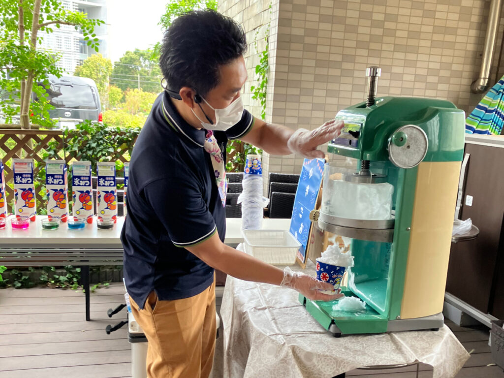 かき氷を作るスタッフ