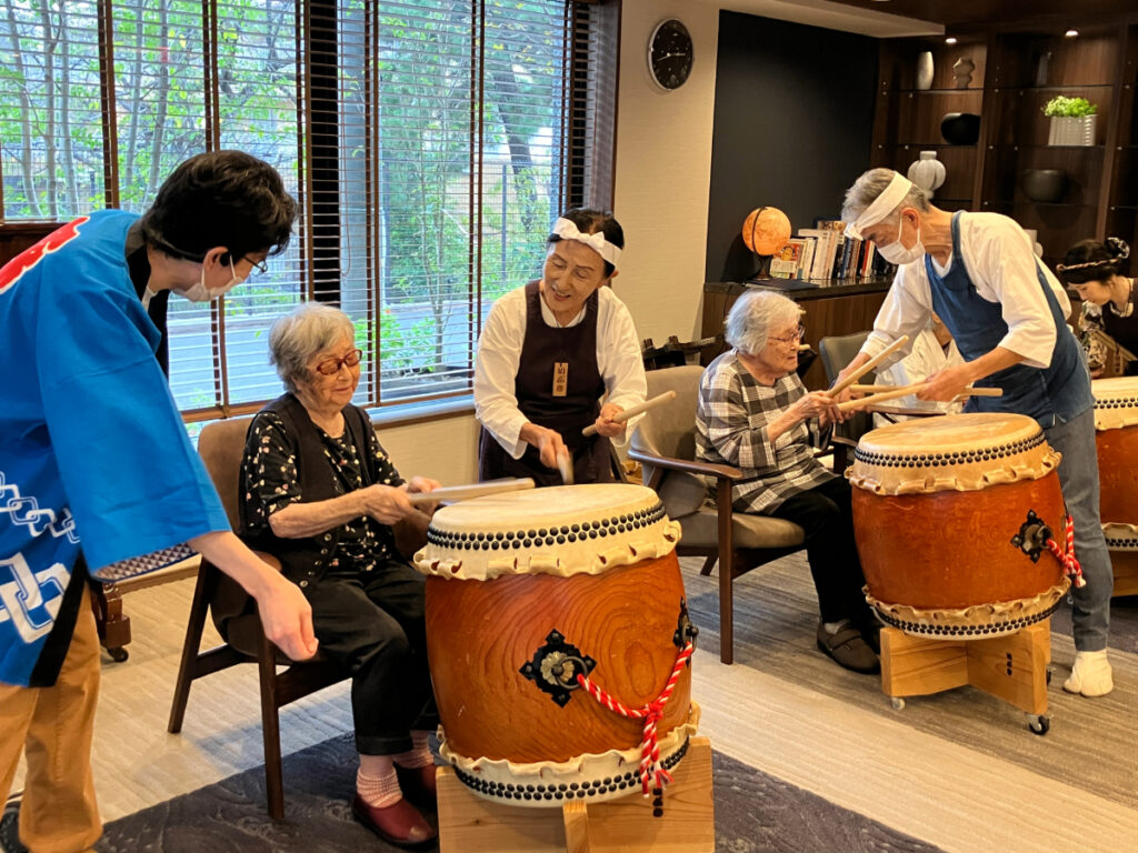 太鼓の演奏体験を楽しむご入居者