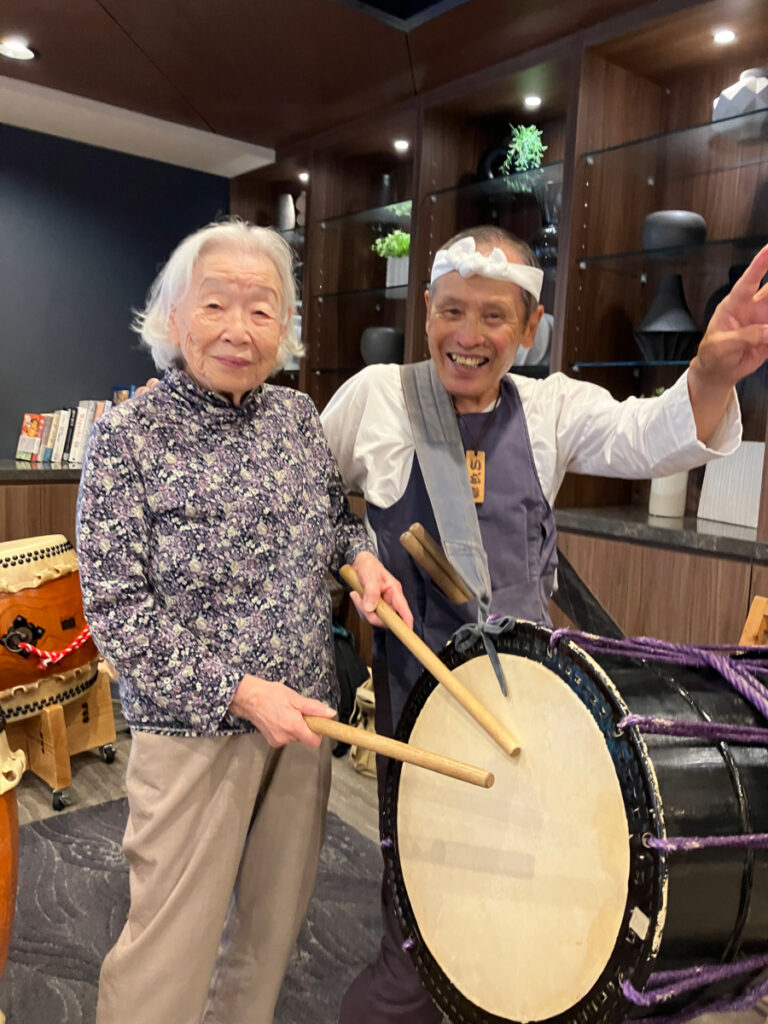 太鼓の演奏体験を楽しむご入居者