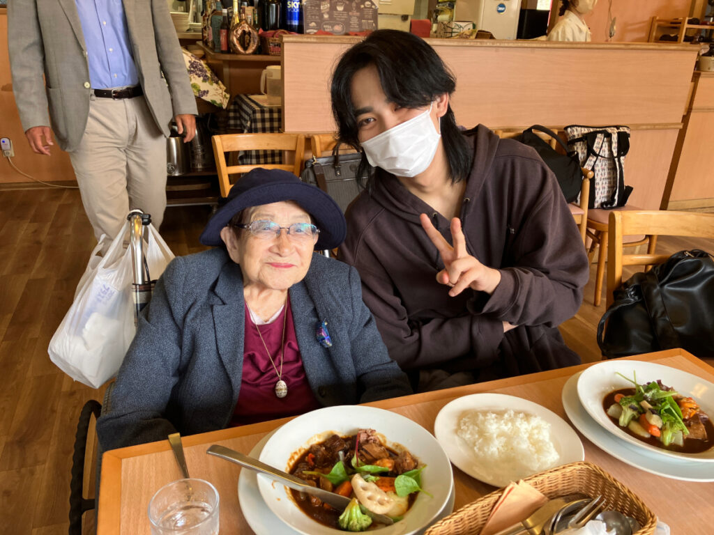 レストランで絶品ビーフシチューランチ