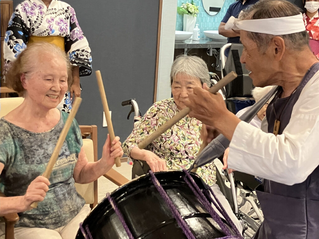 太鼓の演奏体験を楽しむご入居者