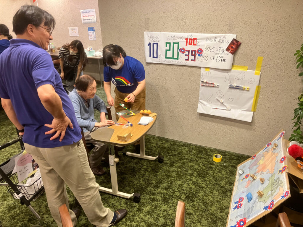 納涼祭 的あてゲームをするご入居者