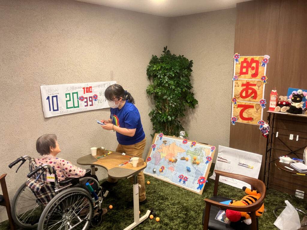 納涼祭 的あてゲームをするご入居者