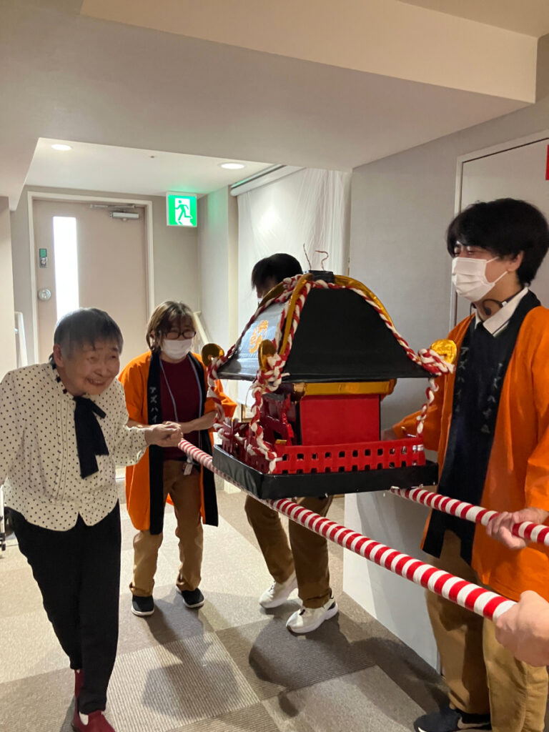 納涼祭 お神輿を担ぐご入居者