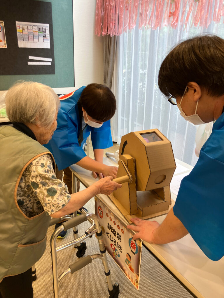 ガラポンを楽しむご入居者