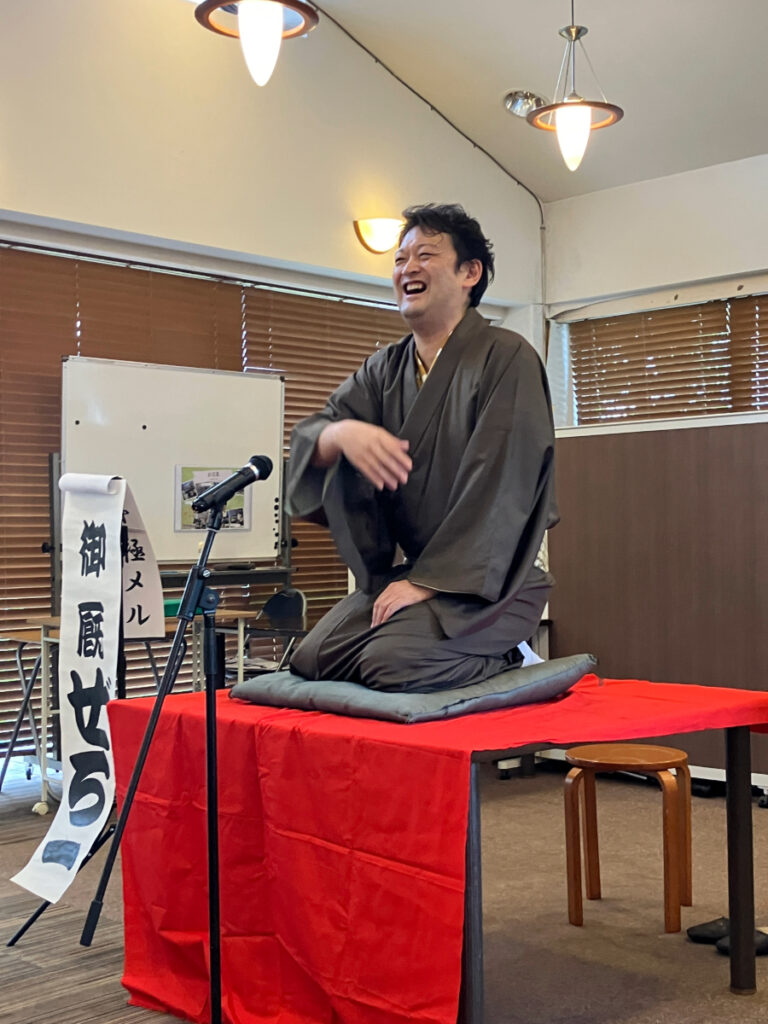 落語家の表情豊かな様子