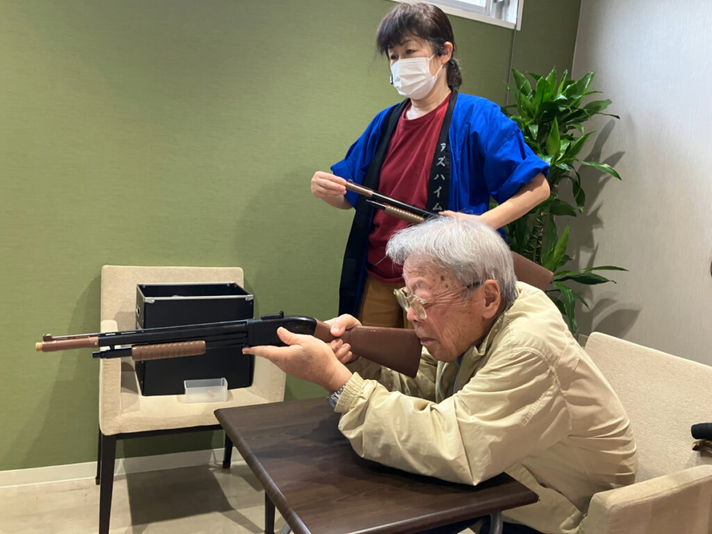 納涼祭 射的をするご入居者