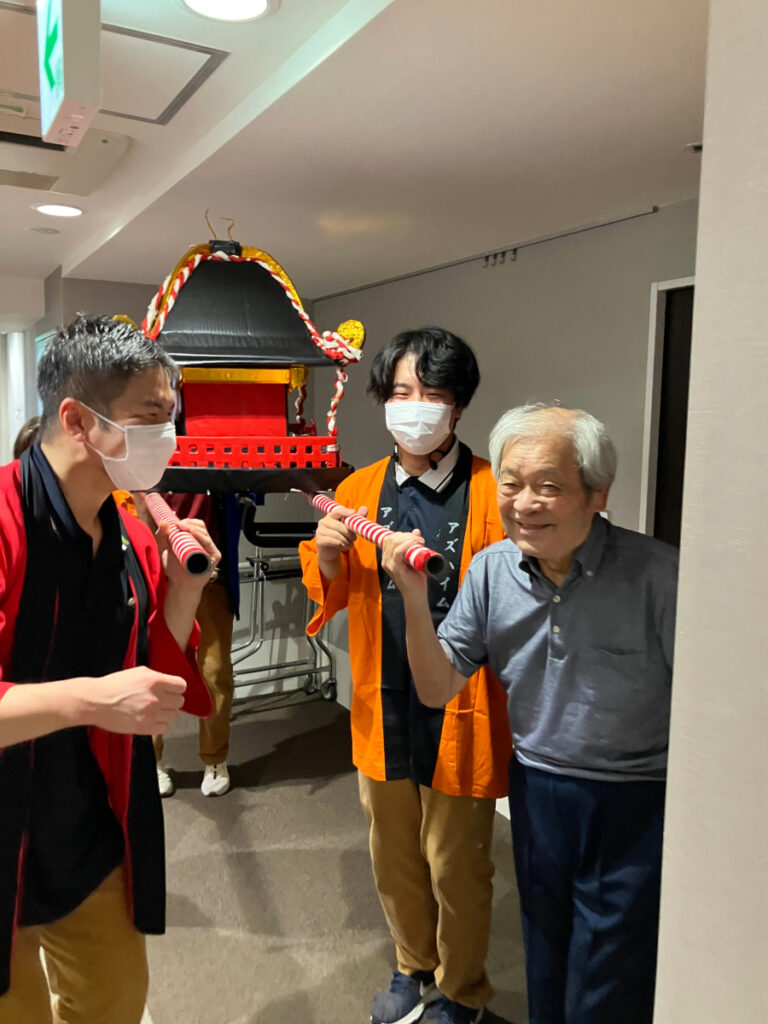 納涼祭 お神輿を担ぐご入居者