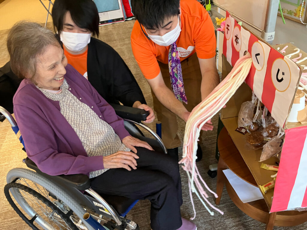 千本くじを楽しむご入居者