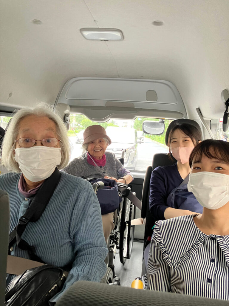 バスに乗り込み目的地へ向かうご入居者