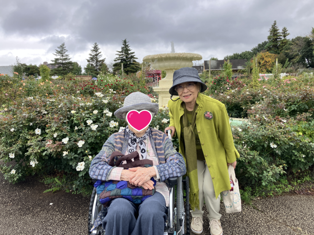 色とりどりのバラとご入居者