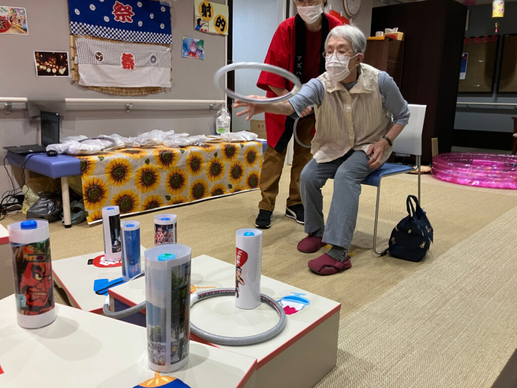 納涼祭 輪投げをするご入居者