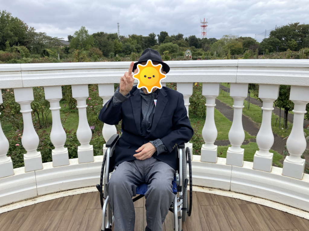 バラ園で記念撮影のご入居者