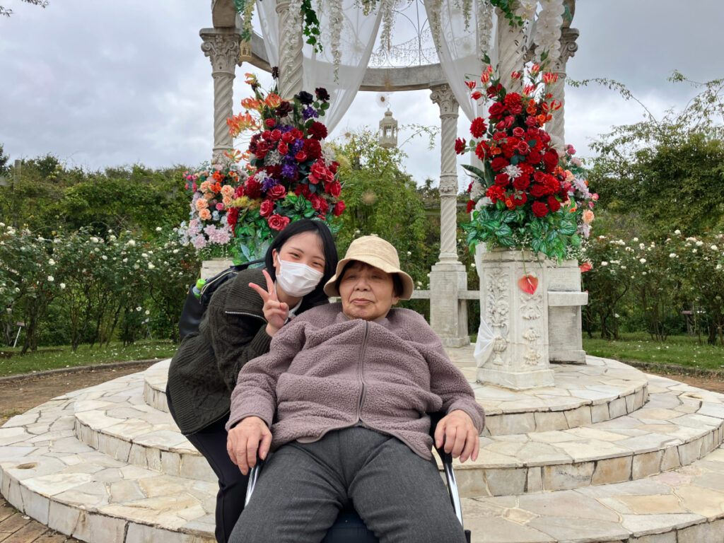 色とりどりのバラとご入居者