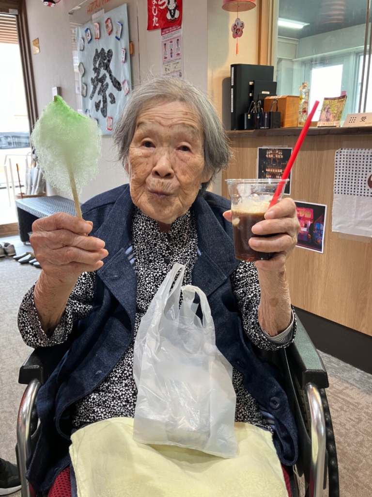 綿あめとフロートを満喫するご入居者