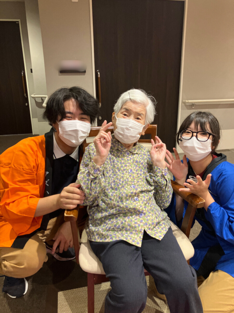 スタッフと集合写真