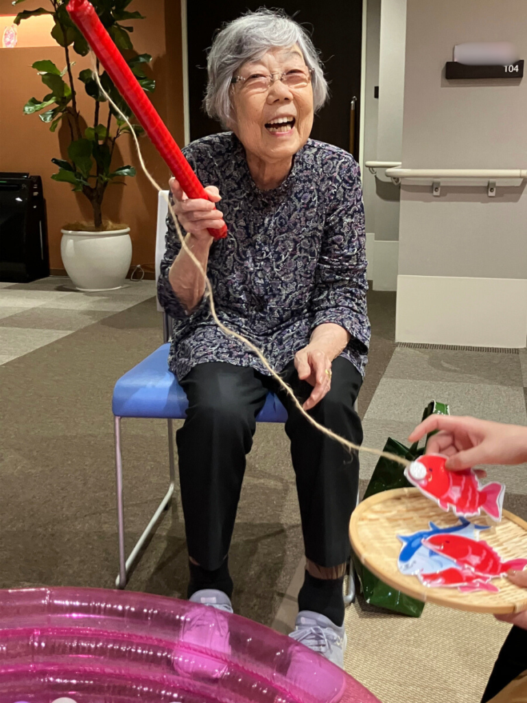 納涼祭 魚釣りをするご入居者