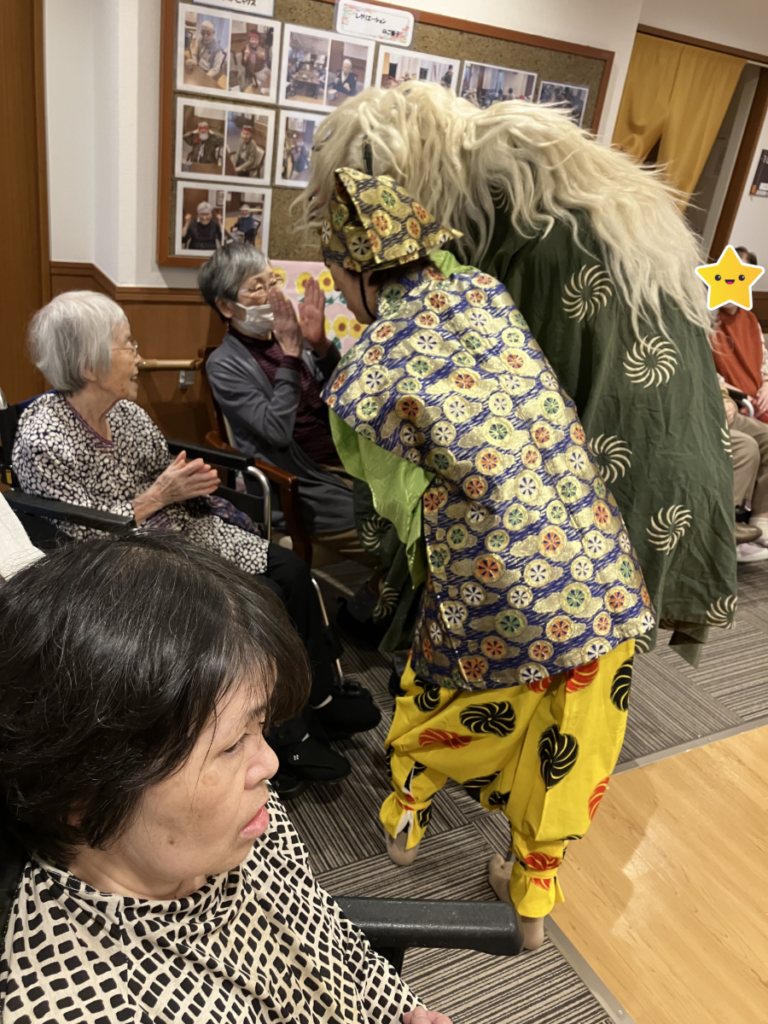 獅子舞にかみつかれそうになり笑顔のご入居者