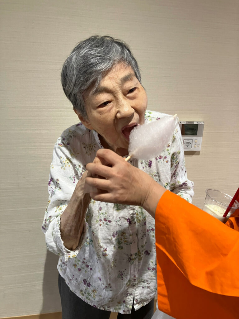 綿あめを頬張るご入居者