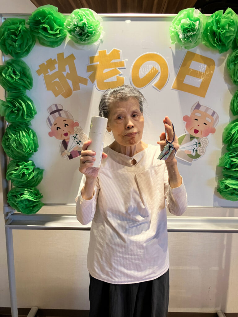 敬老の日に手作りお守りを手に記念撮影