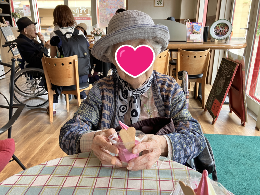 バラソフトを食べるご入居者