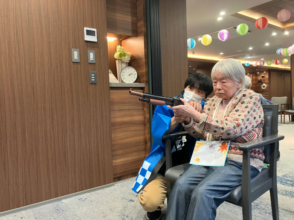 射的をするご入居者