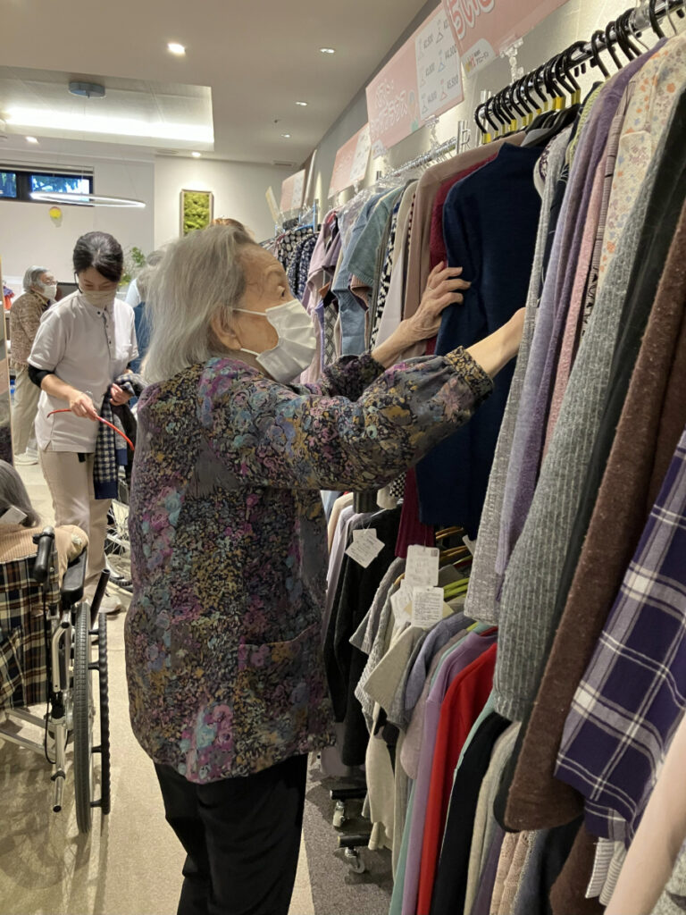 ホーム内での洋服のお買い物レクリエーションの様子