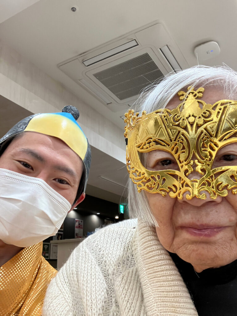 ハロウィン仮装を楽しむスタッフとご入居者