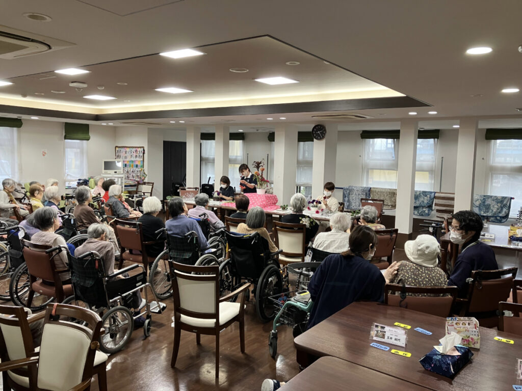 フラワーアレンジメントを学ぶ様子