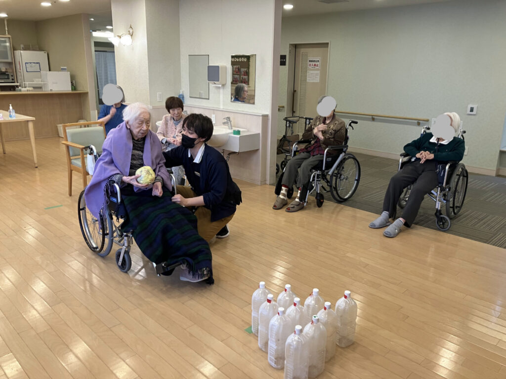 ボーリングレクリエーションをするご入居者