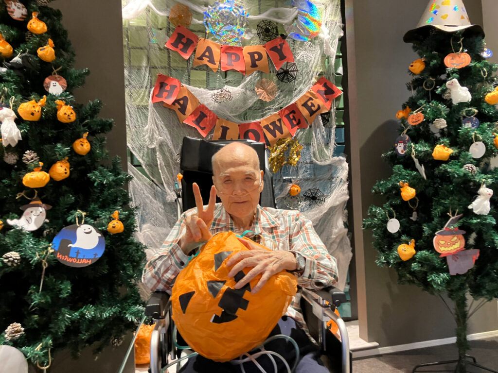 ハロウィン飾りとご入居者
